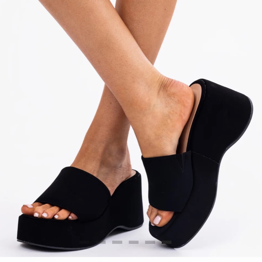 BLACK PLATFORM SANDALS